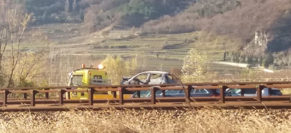 Paura in A22, l'auto si incendia dopo il tamponamento